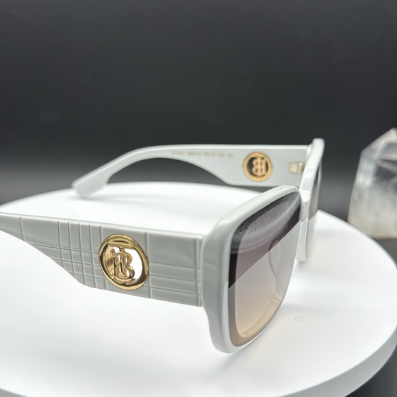 ✨ Burberry White TB Logo Square Sunglasses – New, Made in Italy.(H-25) - Picture 1 of 13